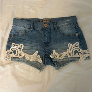 Lågmidjade shorts - Säljer dom här shortsen! Jag vet inte storlek men skulle säga xs, men midjemåttet är 34cm rakt över🥰
