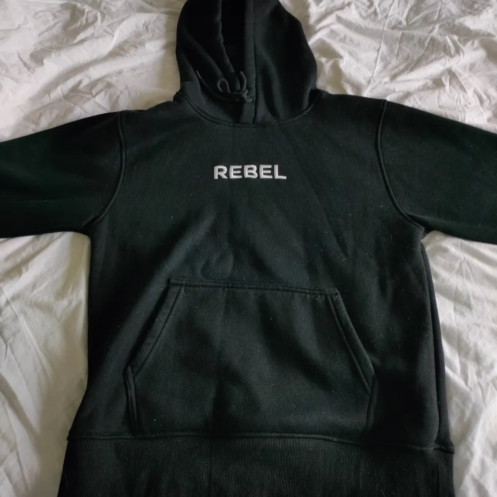 Svart hoodie från rebel sweden.storlek M men rekomenderar om du har storlek S eller till och med Xs om man vill ha den lite oversized. Nypris 599. Knappt använd.. Hoodies.