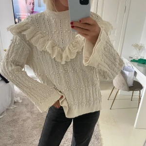 Stickad tröja - Superfin stickad tröja från zara med volanger, mjuk och bekväm. Sitter lite oversized. Vit men mer åt det krämvita håller! Bra skick.