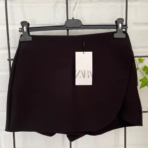 Svart kjol - Svart kjol med inbyggda shorts från zara som aldrig är använda. Nypris 329 kr. 