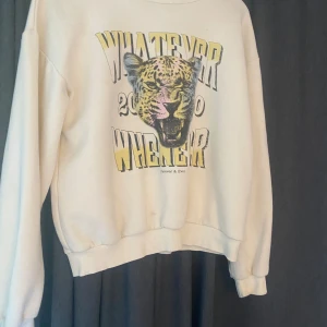 Tjocktröja med tryck på  - Tjocktröja från Lindex i bra skick, storlek 170