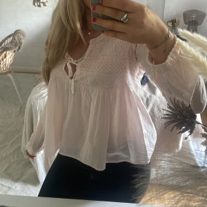 Odd molly blus  - Säljer denna sååå fina blusen från odd Molly för att jag tröttnat på den. Superfin rosa färg med  med pärldetaljer🥰
