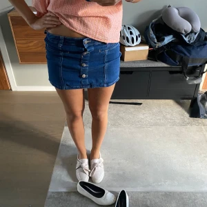 Jeanskjol  - Säljer denna superfina jeanskjol❣️ Priset kan diskuteras/tar emot alla prisförslag🔥