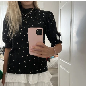 Svart prickig topp - säljer denna fina topp med prickar! bra skick 🥰.lånade bilder!