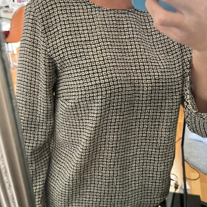 Blus med mönster - Säljer min super fina blus med mönster💕