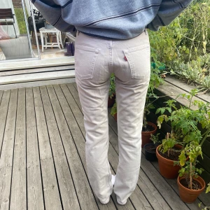 Vintage Levi’s jeans - Vita Levi’s 501. Aningen slitna i skrevet och knapparna (bild 3) men i övrigt gott skick. W25 men då de är vintage är de mindre i storleken. Min syrra på bilden är 167 ✨