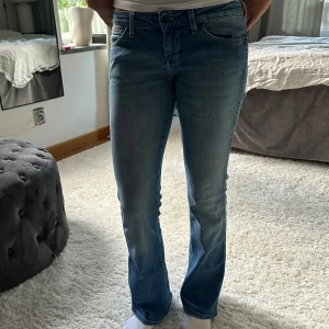 Wrangler lowwaist jeans💙 - Såå snygga low waist jeans med bootcut, tyvärr lite små på mig! I nyskick🧚🏼‍♂️
