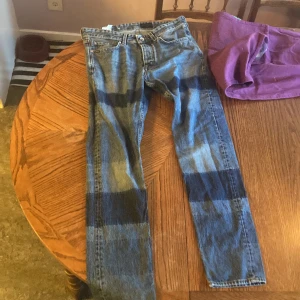 Det är tiger of sweden - Det är jeans som är bra kvalitet och det är tiger of sweden 