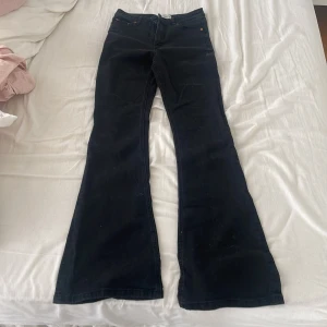 Svarta bootcut zara  - Fina svarta utsvängda/ bootcut jeans från zara, i bra skick och storlek 36!