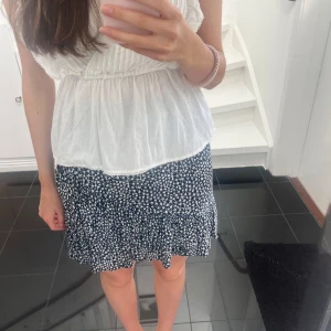 Volangkjol  - Säljer denna jättefina kjolen med volanger. Väldigt bra skick och använd sparsamt🤩