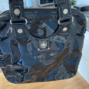 Marc by Marc Jacobs väska  - I bra skick, litet synligt slitage, dock inget som märks. 