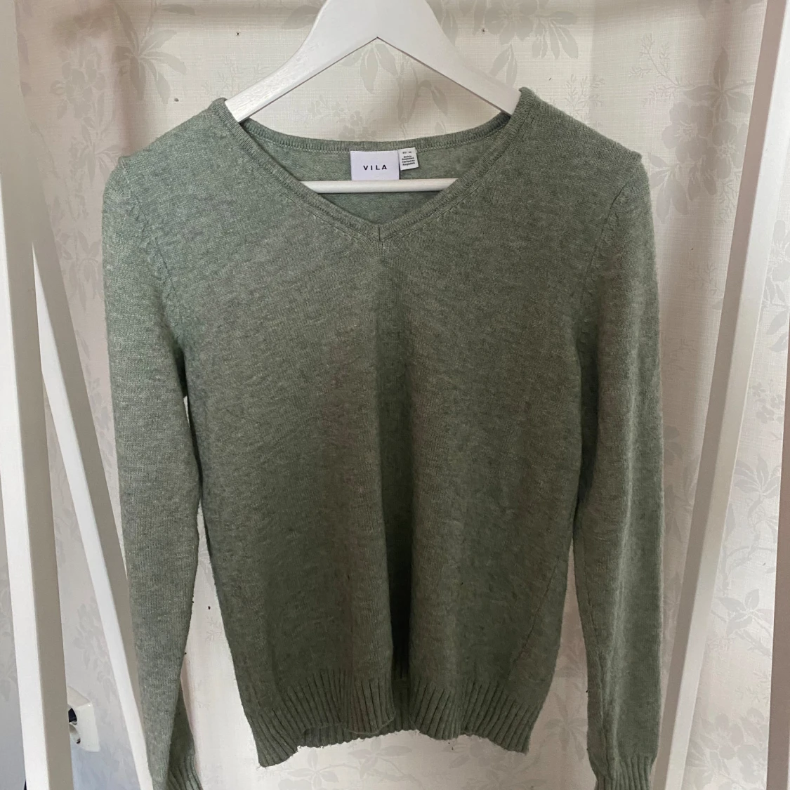 V-Ringad grön stickad tröja