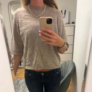 beige stickad kortärmad tröja  - Jätte snygg tröja från & other stories!!  Jätte bra skick 