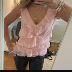 Trendig topp - Sjukt snygg topp som passar till alla tillfällen, sitter som en S🤍