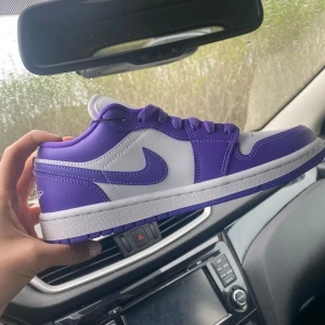 låga jordan 1  psychic purple - Jättefina skor, inte riktigt min stil längre därav sälj! Skickar fler bilder vid önskemål!