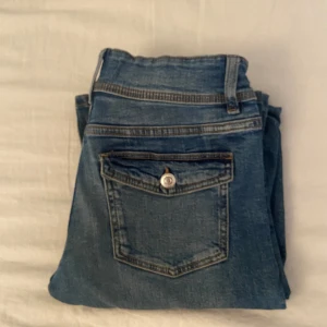 Blåa jeans - Säljer mina blåa gina jeans med knapp fickor där bak❣️