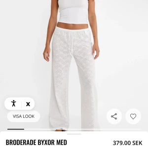 Byxor med broderier - Helt nya från stradivarius i strl s💕