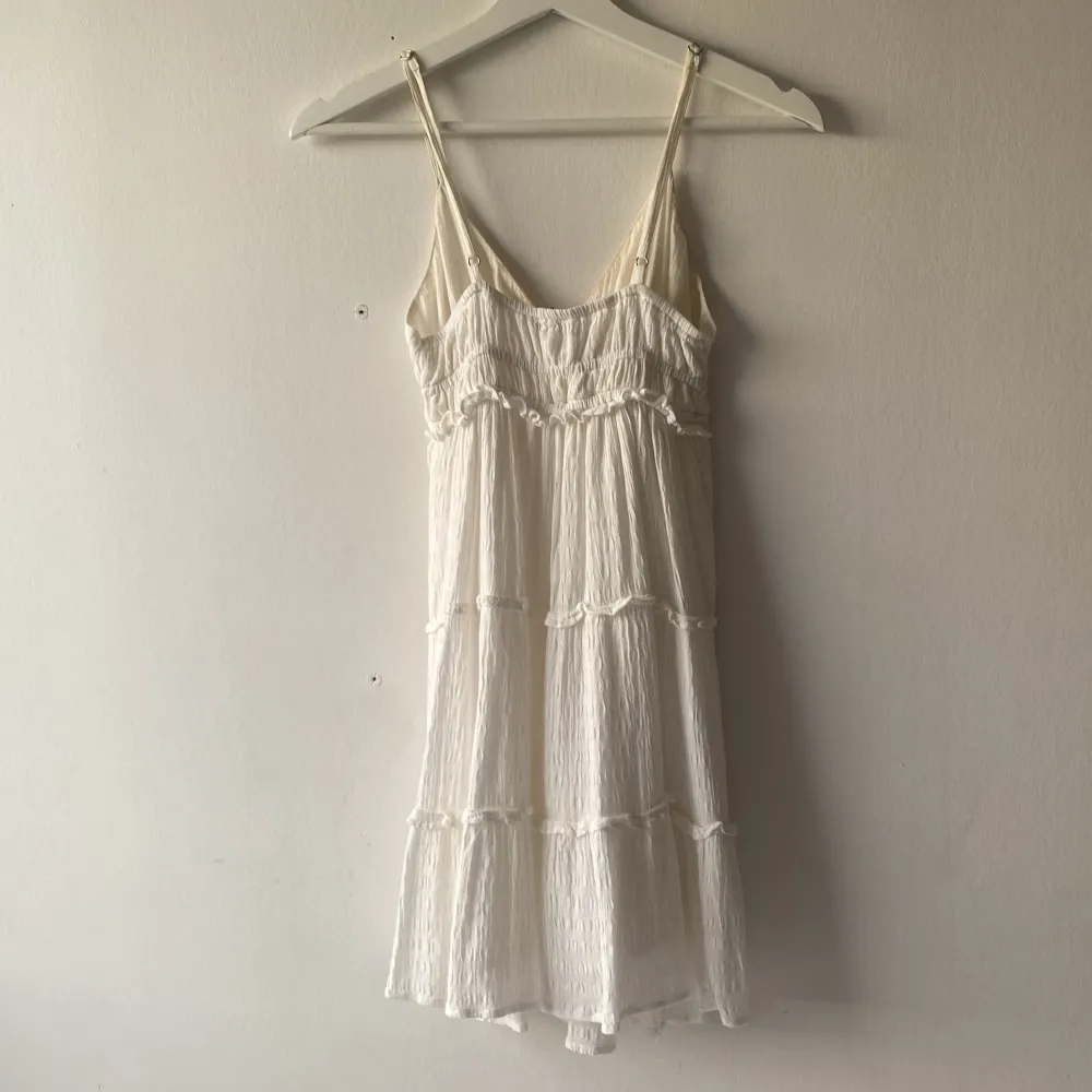 En jättefin vit sommarklänning från bershka som har dubbel lager. Säljer pga av att den tyvärr är för liten och inte så mycket använd, skriv privat för mer bilder . Mekot.