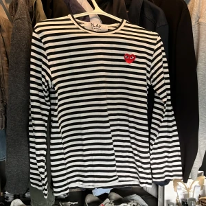 Cdg longsleeve - Tja! Säljer min cdg tröja eftersom den blivit för liten för mig. Tröjan är i storlek S men sitter rätt så mycket mindre dvs xs. Inga defekter alls bara använt skick. Hör av er vid frågor😁//Emil