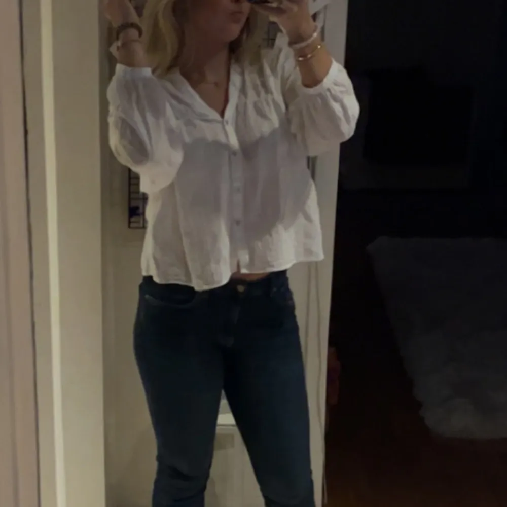 Säljer min super fina blus från zara i storlek M men passar mig med storlek S. Säljer för 250kr+frakt men pris kan diskuteras vid snabb affär! Hör av er om ni vill ha fler bilder! . Blusar.