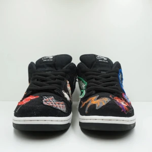 NIKE SB DUNK LOW PRO QS NECKFACE - Säljer ett par sb dunks som inte används längre, skick 7.5/10 storlek 45.5 men passar 45 och 44. Skicka meddelande vid frågor och intresse.