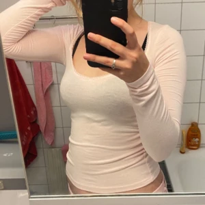 Ljusrosa långärmad topp från Nelly - En ljusrosa långärmad topp från Nelly. Toppen har en rund halsringning och är tillverkad i ett mjukt och bekvämt material.