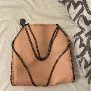 stella mccarteny stor - vet inte om den e riktig elle inte men jätte bra slick och aldrig använt typ kan även tänka mej gå ner i pris