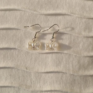 Minimalistiska Coquette Örhängen - Söta silvriga örhängen med rosetter på. Ploppar ingår. Fint pakrterat 🤍