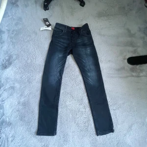 Slim jeans - Säljer dessa svarta Slim jeansen från Jack and Jones. Helt nya och aldrig använda eftersom de inte passar mig (jag är 175cm och väger 72kg). Om ni vill ha mer bilder elr frågor är det ba att skriva. 😊