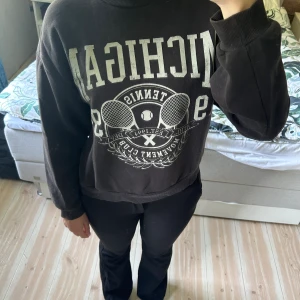 Sweatshirt - Tröja från Gina Tricot i storlek S, använd mycket men i fint skick.  Pris 125kr + frakt