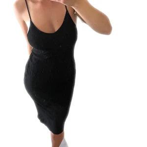 Midiklänning  - Superfin ginaklänning i perfekt midilängd. Väldigt smickrande passform🦋 är 174.