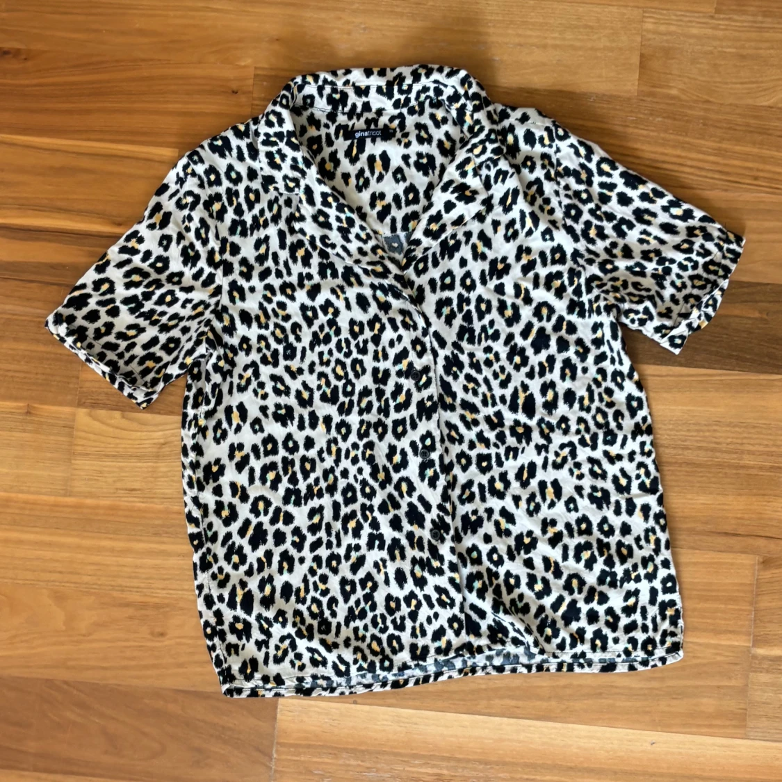 Färgad leopard-topp/skjorta - 92