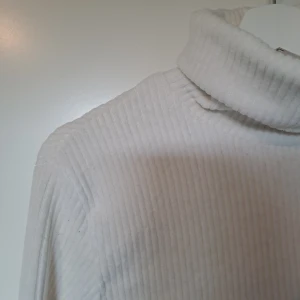 Jättefin vit polotopp - Superfin croppad topp med långa ärmar och polo