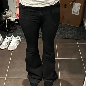 Stella McCartney jeans - Säljer ett par oanvända stella mcCartney jeans då de synd nog var för långa på mig. midjemått: 34cm innerbenslängden: 88cm 💗  pris kan diskuteras!!