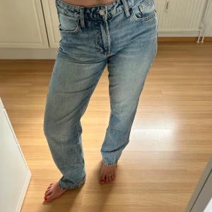 Jeans från H&M - Snygga jeans från H&M som endast använts ett fåtal gånger! Modellen är mid waist, straight regular fit i storlek 38 🧚🏼‍♀️
