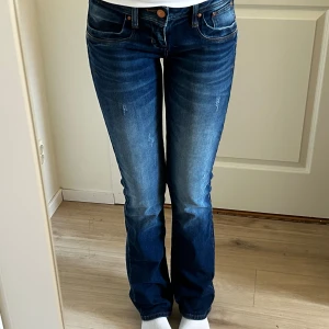 Lågmidjade jeans - Lågmidjade bootcut/flare-jeans i nyskick från LTB i modellen valerie. Storleken är W28/L36. Midjemåttet är 83 cm och innerbenet 90 cm. De två sista bilderna är lånade. Hör av dig med frågor! <3 (Nypris: ca 1000 kr)