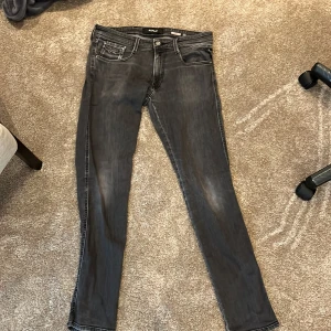 Replay anbass - Jeansen är i väldigt bra skick enligt mig 9,5/10 men det får ki avgöra själva  Jeansen är grå/svarta