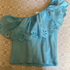 Blå off-shoulder topp - En fin blå off-shoulder från zara🥰