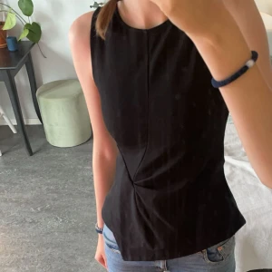 Svart topp - Helt oanvänd topp från bikbok ( lappen sitter kvar) Xs men passar även S, Köpt för 300kr säljer för 200. 💕