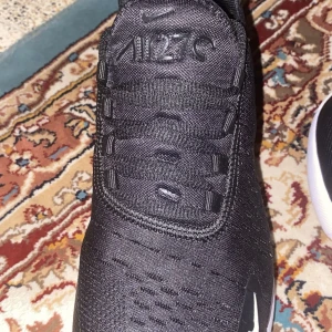 Hej! Säljer mina 270s. Säljer för att de var för småa passade inte mig. Storlek 40 och de är helt nya. Hör av er vid frågor. Priset kan diskuteras vid snabbb affär - nike 270s