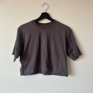 Mörk lila/grå t-shirt från Collusion i storlek 36  - Vanlig t-shirt i en väldigt ljus/dämpad mörklila färg från Collusion. Lite bredare i passformen. Knappt använd och så gott som ny!