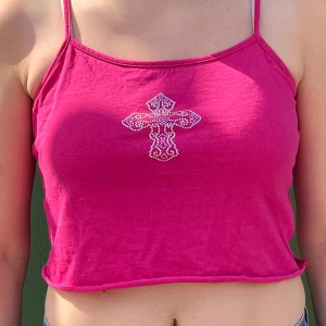 Rosa topp - En rosa topp köpt från emmiol med vacker detalj på framsidan. 