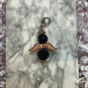 Svart och rosé lyckoängel  - Svart och rosé lyckoängel.