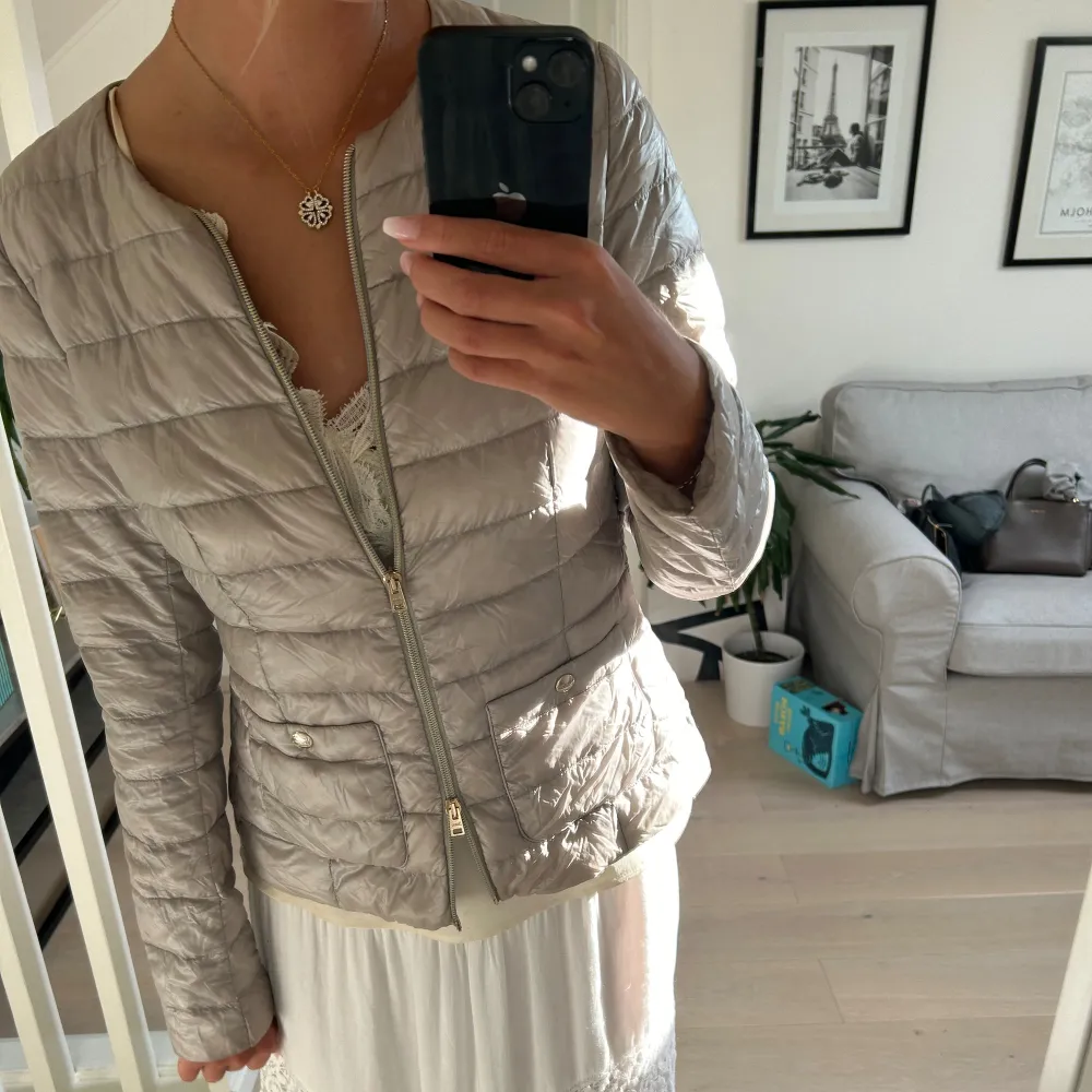 Trendig Herno jacka i nyskick, grå med guld detaljer. Skriv vid fler frågor eller bilder.🤗Populär så lägger ut igen med bud. Takit.
