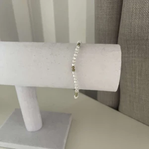 Egengjort pärlarmband  - Egengjort pärlarmband med vita pärlor. 