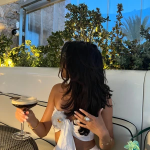 Vit topp - Vit topp från pretty little things  OBS! (Blomman är en klämma som jag har satt fast från shein)