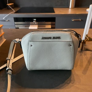 Armani väska  - Säljer denna helt oanvända Armani jeans väskan som inte kommer användning. Säljer för 599kr. Skriv privat om fler frågor eller bilder. 🤍
