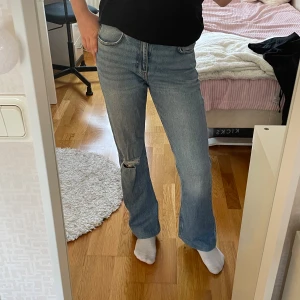 Gina jeans  - Ginatricot jeans, förstora på mig därav säljes, mycket bra skick, inget tecken på användning, har sytt upp dom längst ner hos en sysörska, passar folk från 168 och neråt 