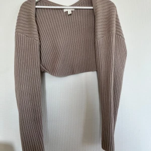 Kofta - Mörk beige kofta som går över axlarna från H&M. Fint skick.