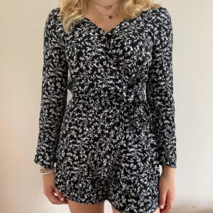 Playsuit - Använd ett fåtal gånger då den var förliten för mig.